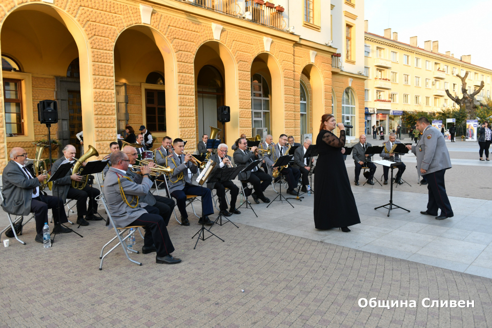 
Военният духов оркестър в Сливен успя да създаде истинско празнично настроение с вечерен концерт на открито пред сградата на Общината. На 26 октомври...